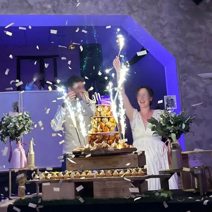 Une pièce montée sous les étincelles des feux de table