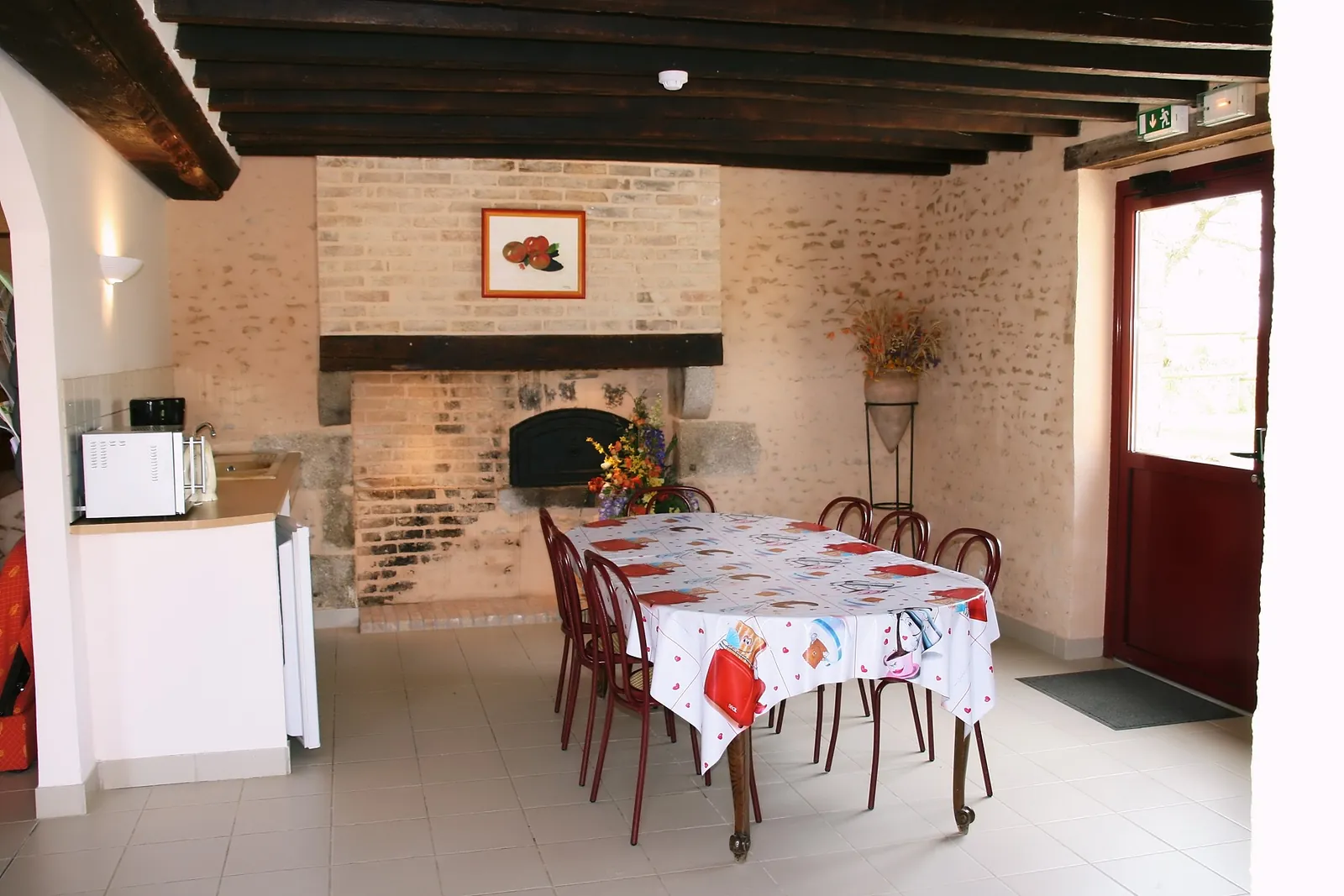 La salle des petits-déjeuners, sa cheminée et sa grande table