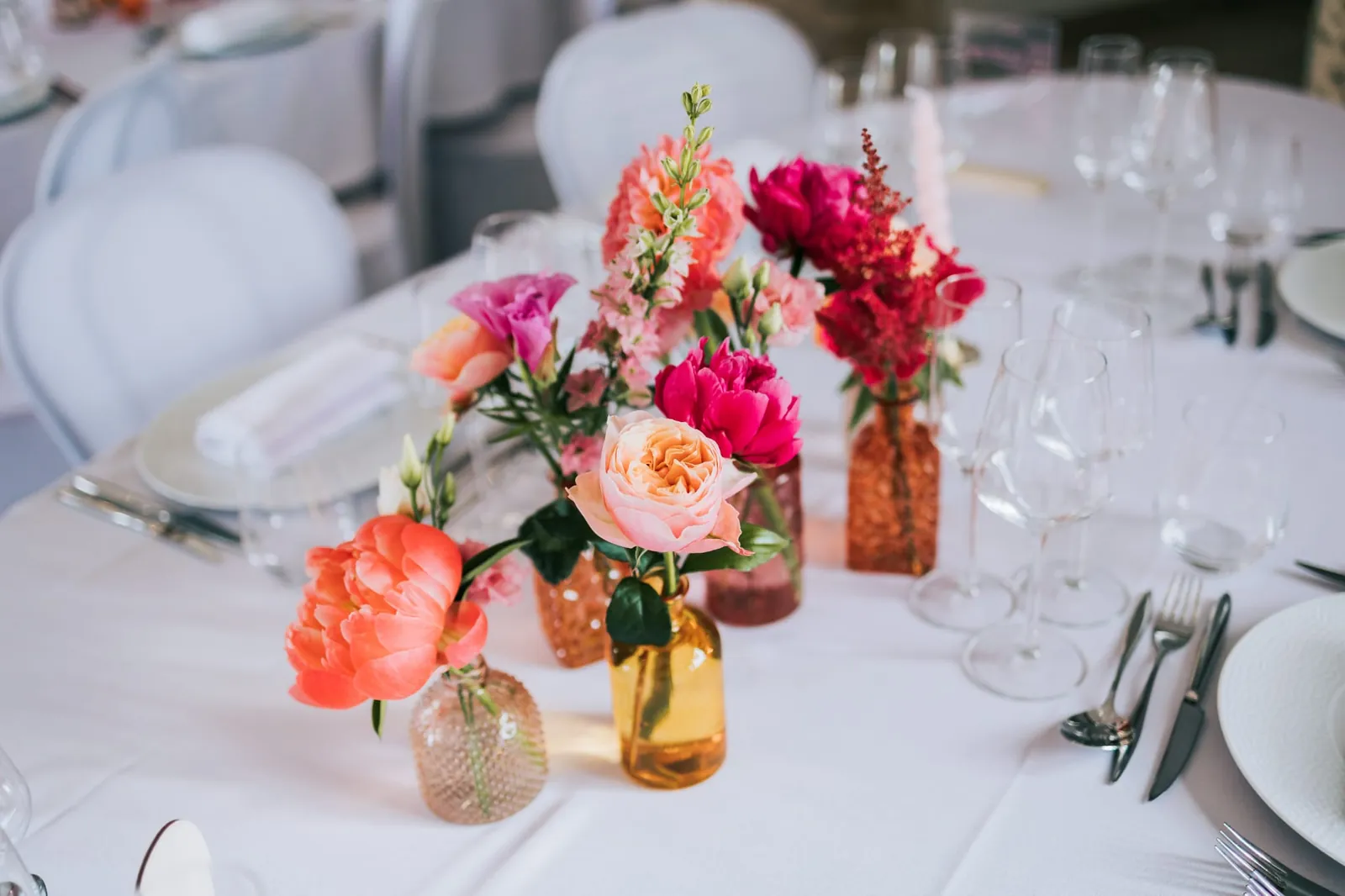 Une table de mariage fleurie de roses et de pivoines