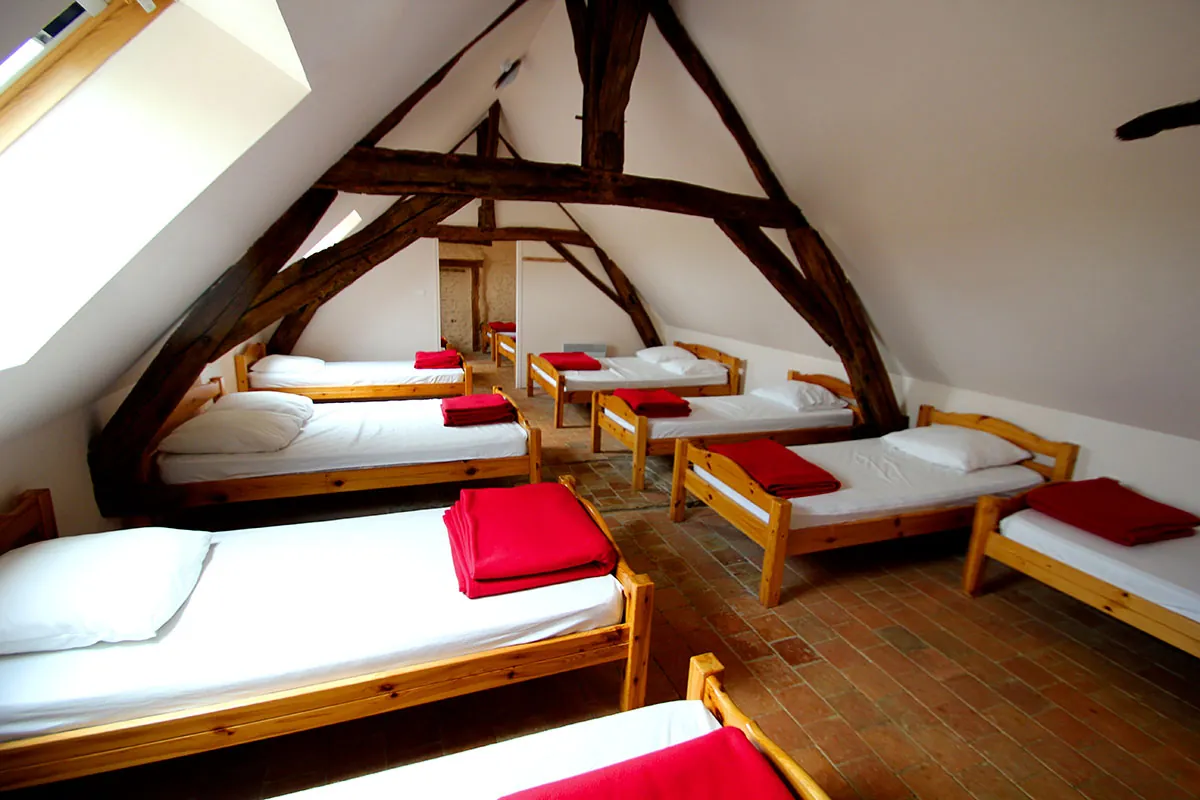 Un dortoir sous les poutres du gîte