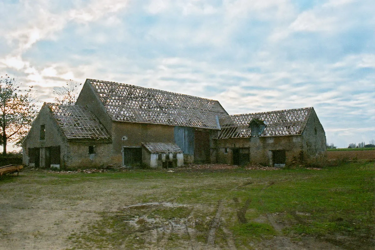 Les bâtiments du Pontaubeau, toitures déposées, au début de la restauration