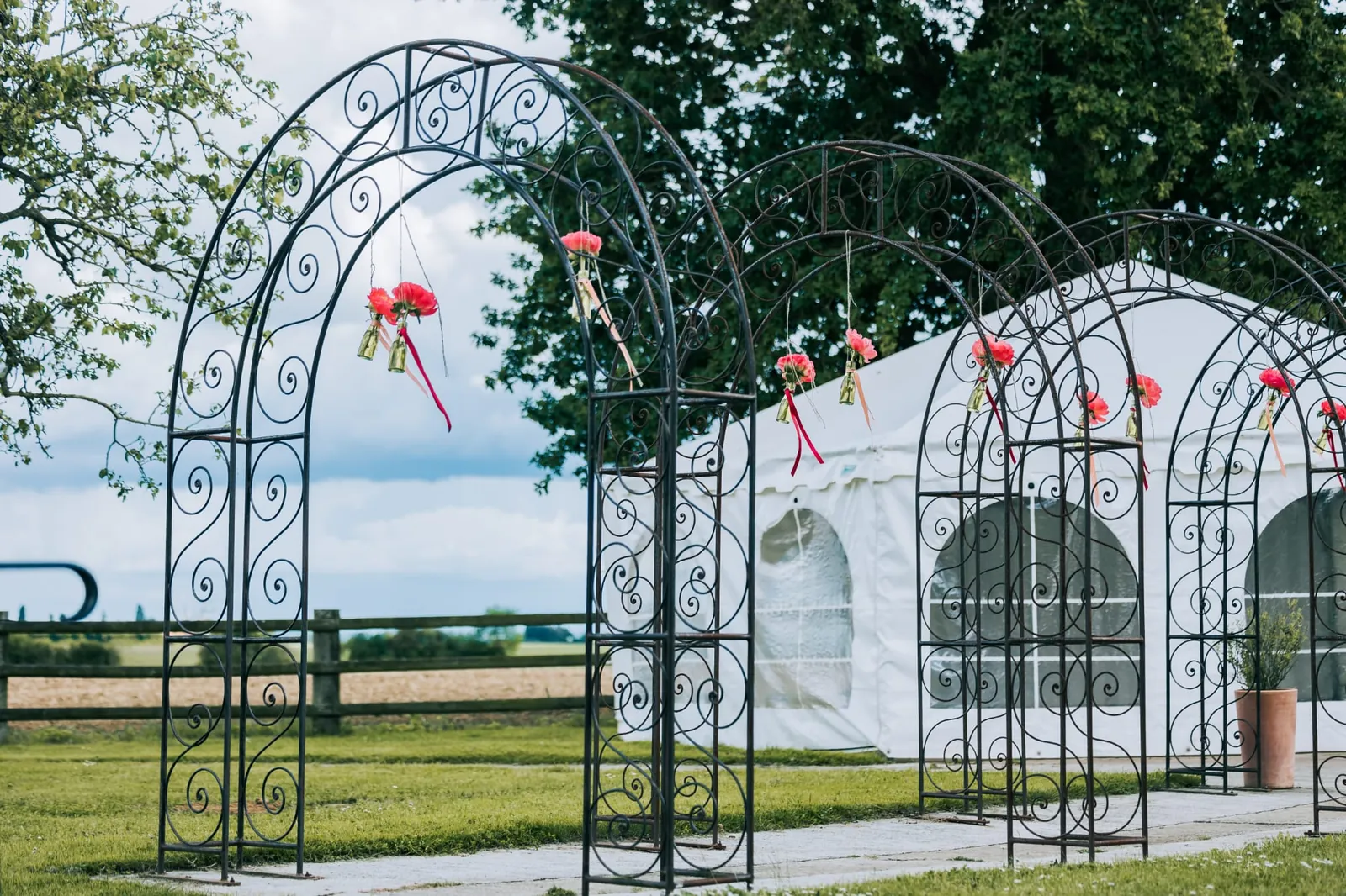 Arches fleuries devant un barnum du verger