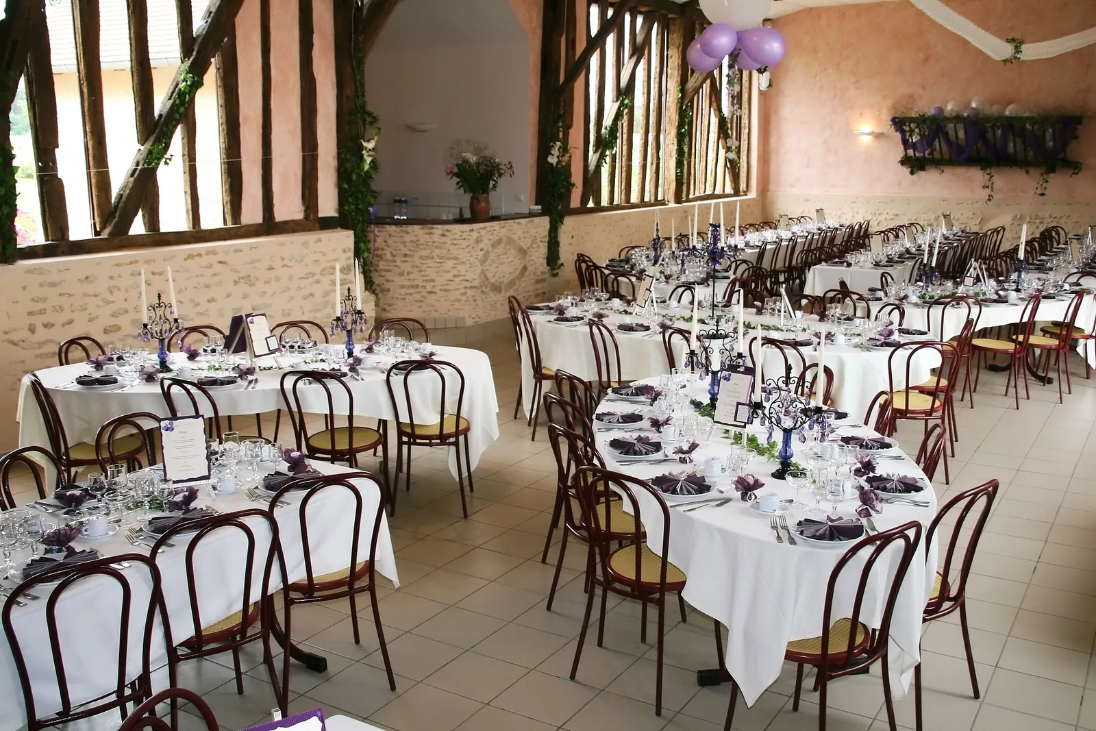 Les tables de banquet dressées dans la salle de réception