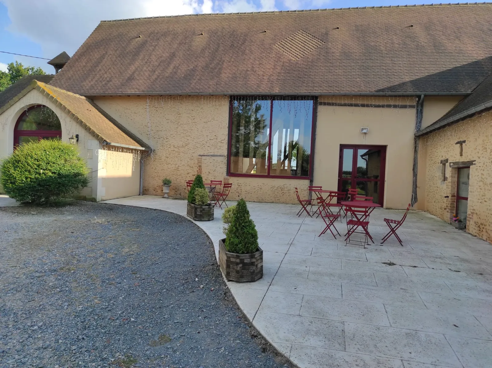 L’entrée de la salle de réception et sa terrasse