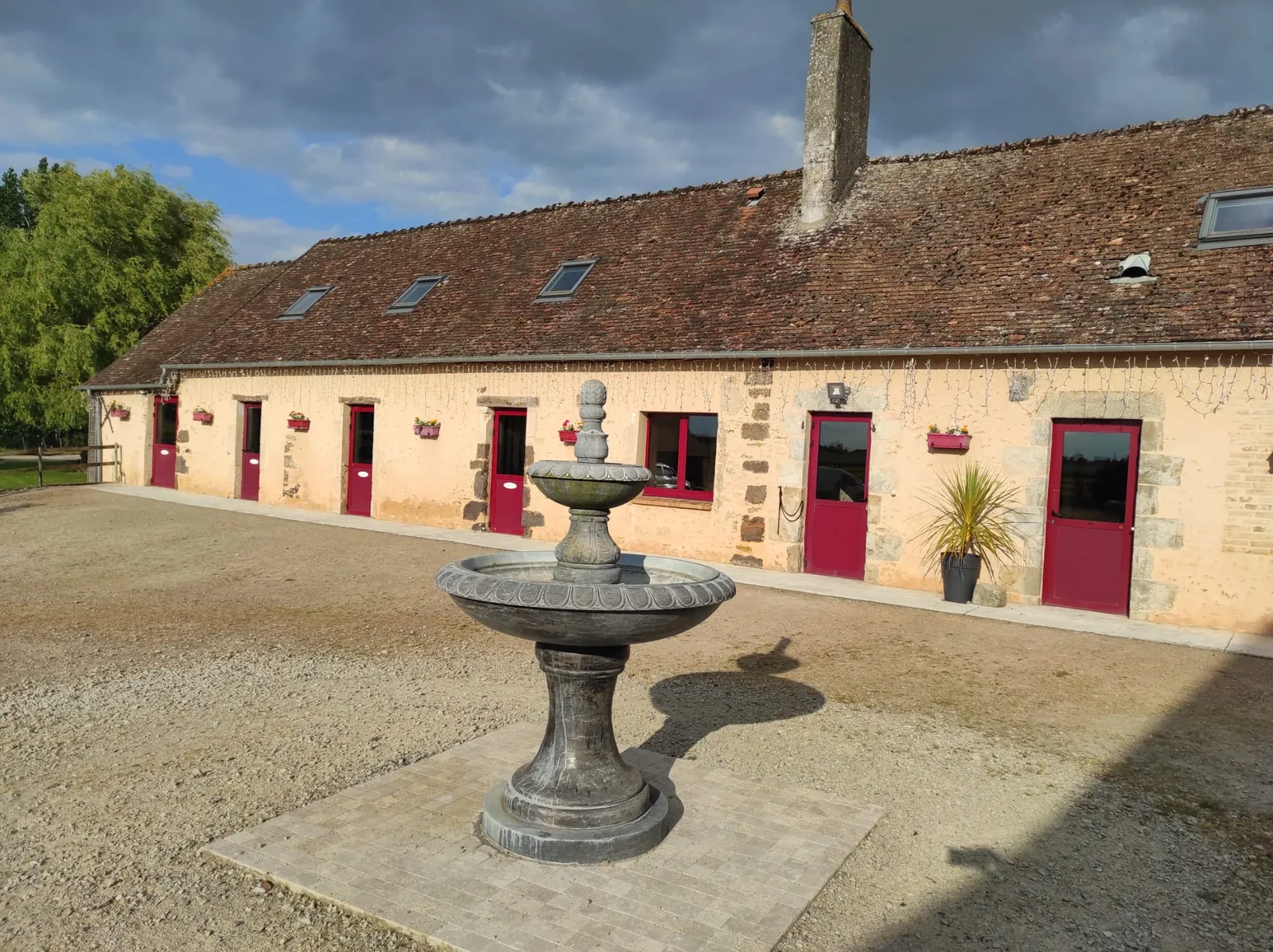 La longère du Pontaubeau, sa cour et sa fontaine