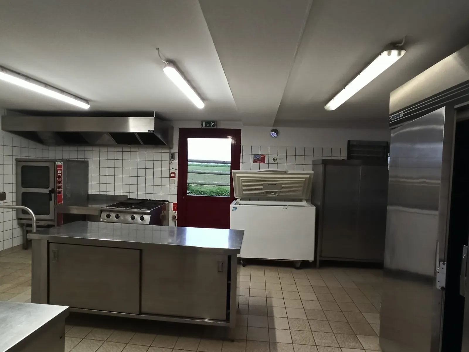 La cuisine professionnelle de 60 m² réservée au traiteur