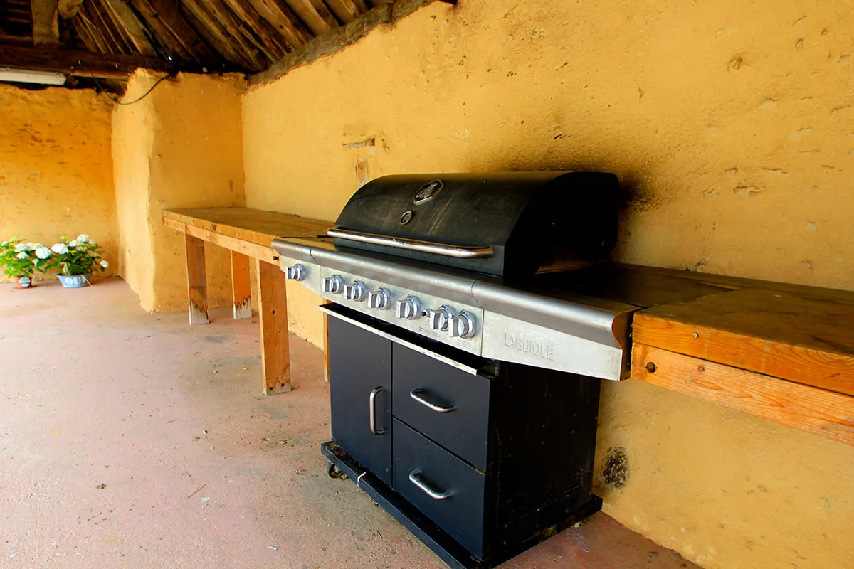 Le barbecue à gaz sous le préau