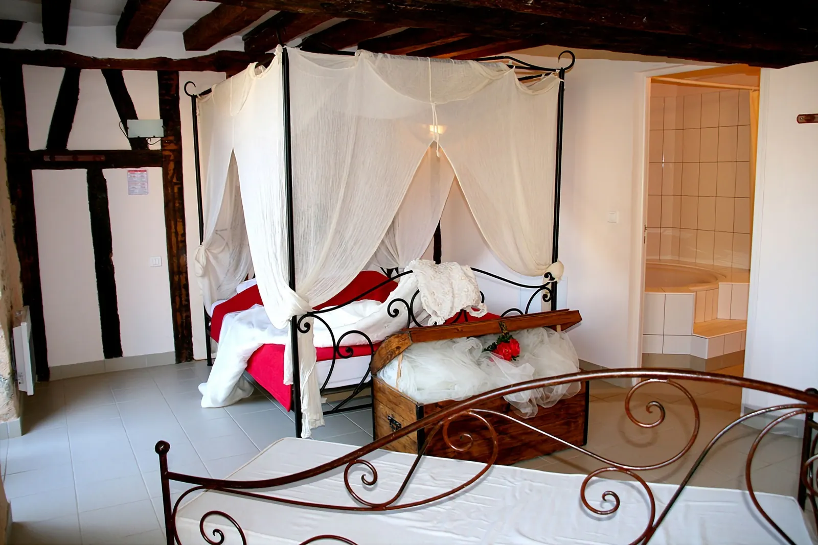La chambre des mariés et son lit à baldaquin