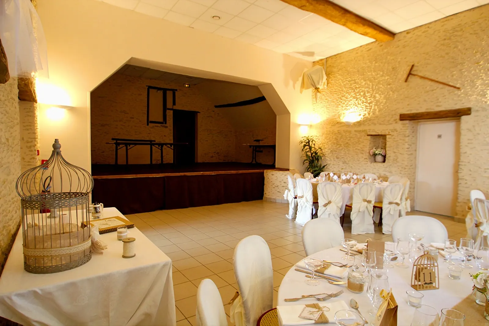 La scène de la salle de réception, vue depuis les tables