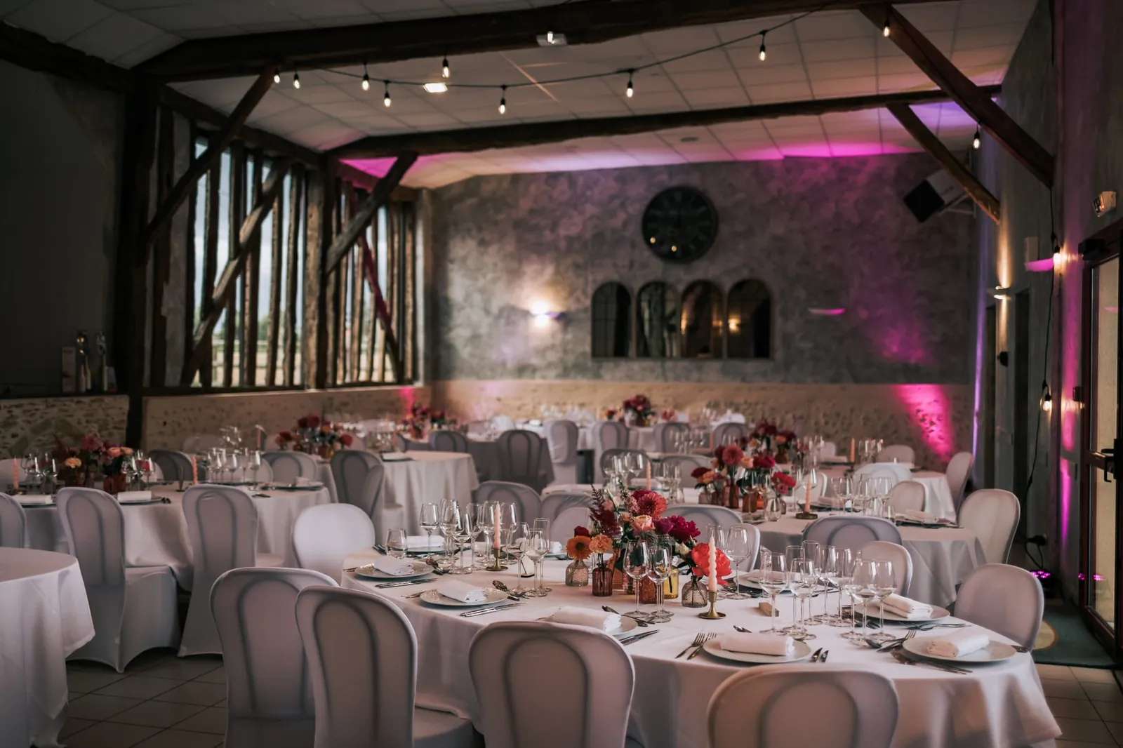 La salle dressée pour un dîner de mariage
