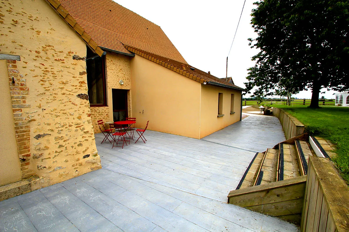 La terrasse le long du bâtiment en pierre