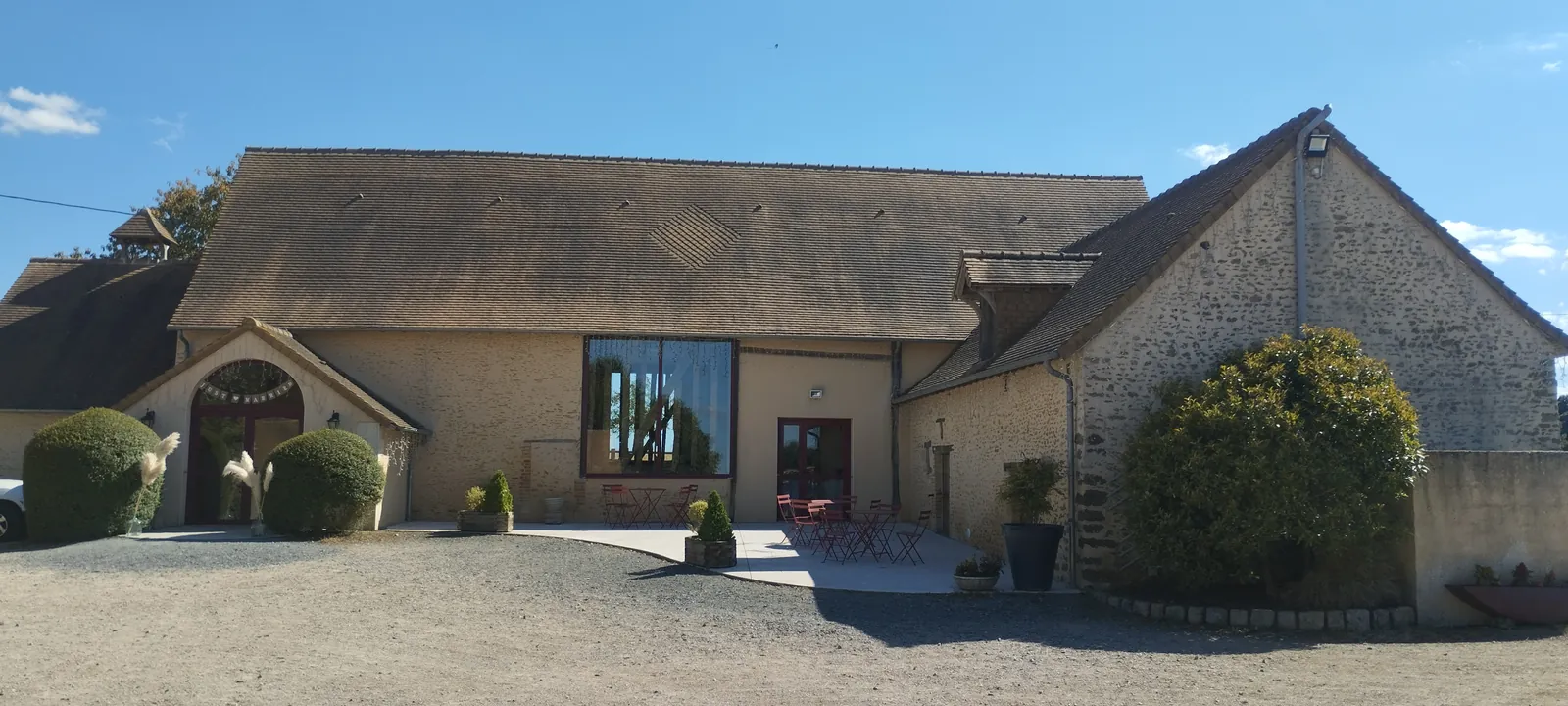 La façade de la salle de réception et sa grande baie vitrée