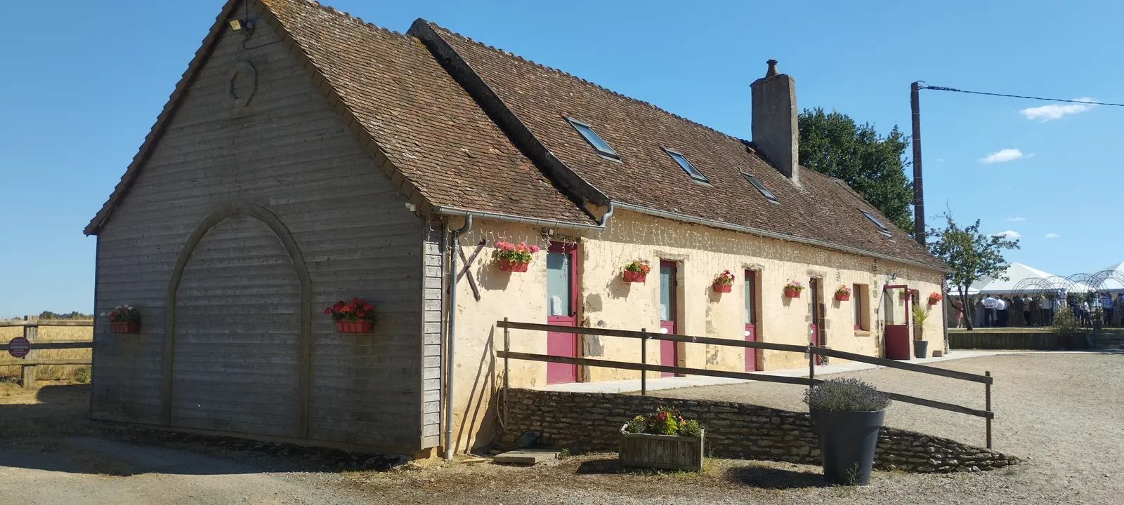 La longère du gîte et ses fenêtres fleuries