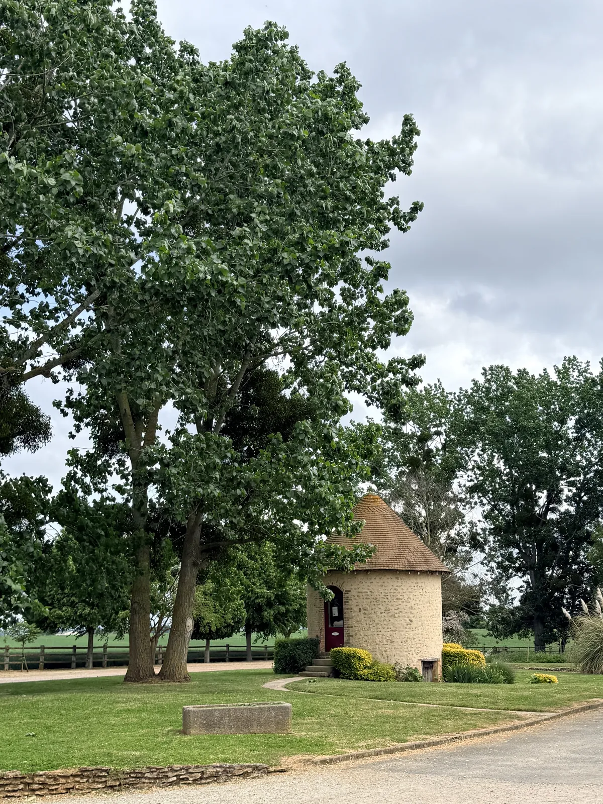 Le four à chanvre sous les grands arbres du domaine