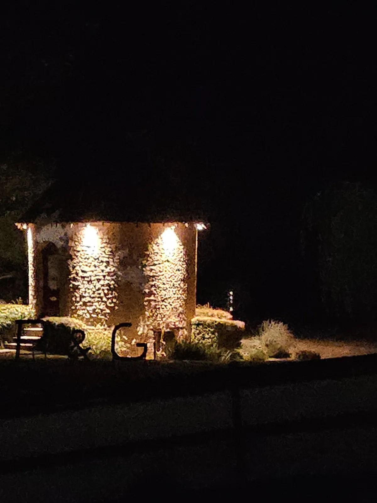Le four à chanvre éclairé, la nuit
