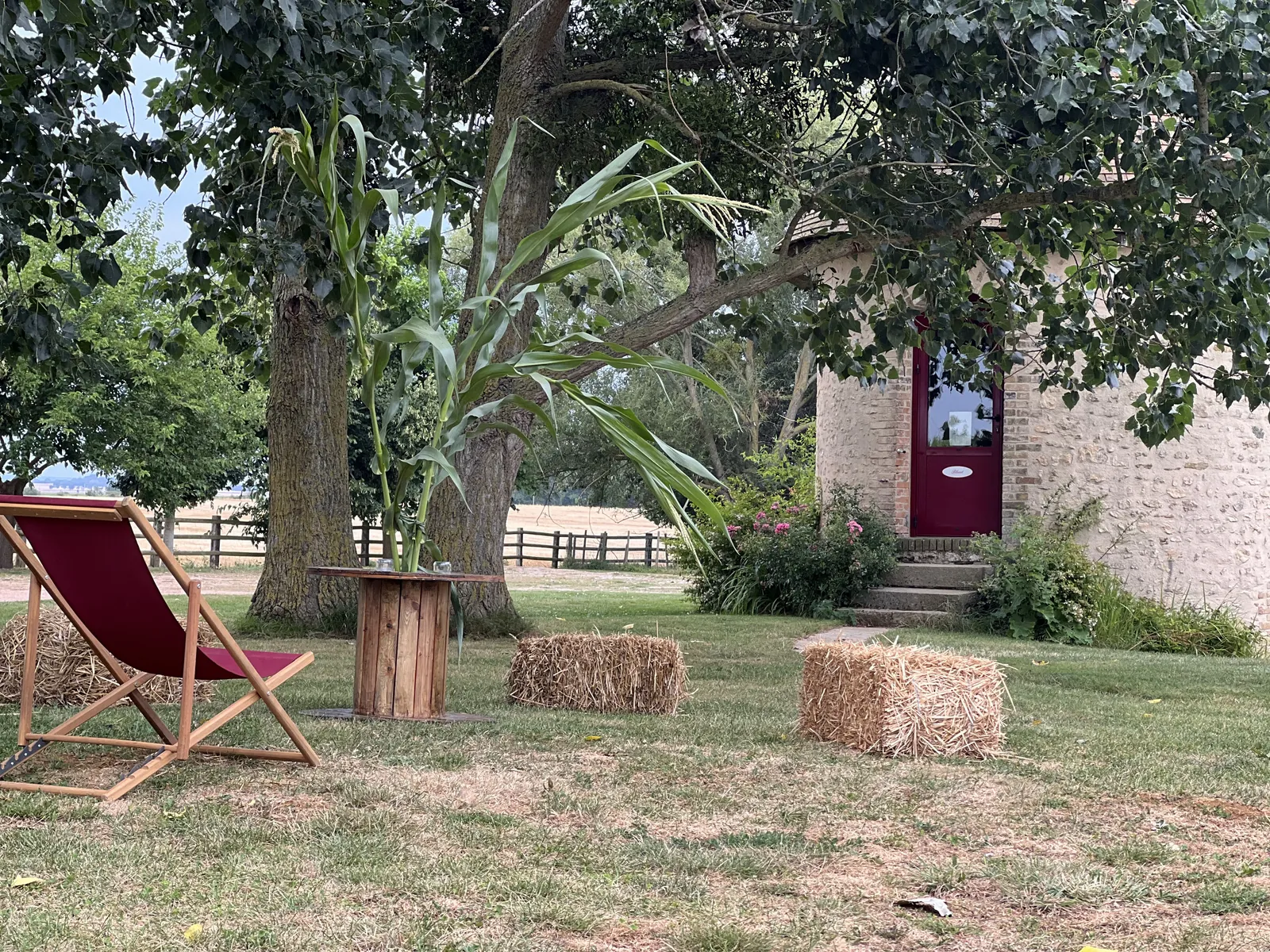 Transats et bottes de paille dans le verger