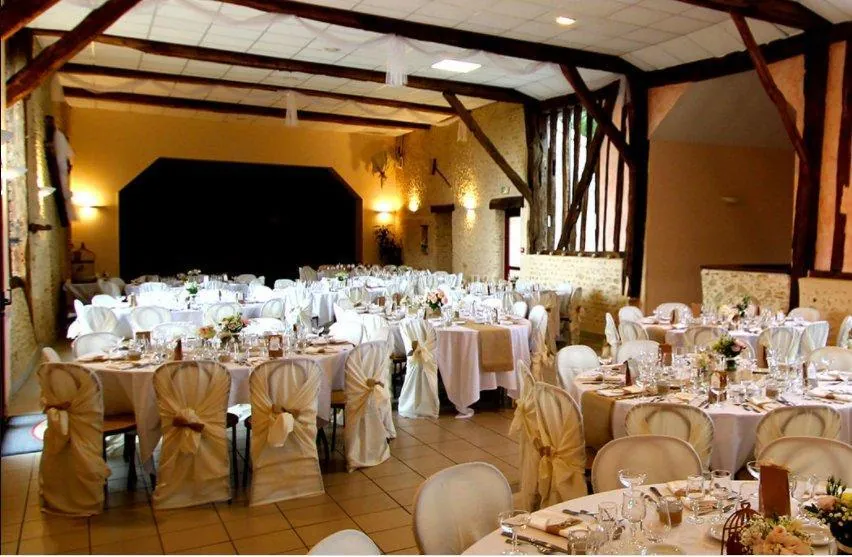 Dîner de mariage en tables rondes, face à la scène