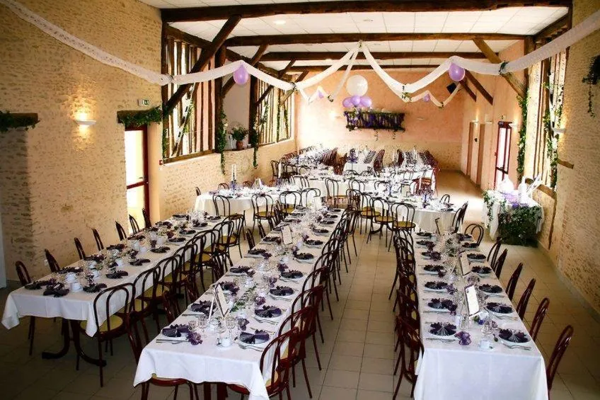 Grandes tablées dressées sous les colombages et les voilages