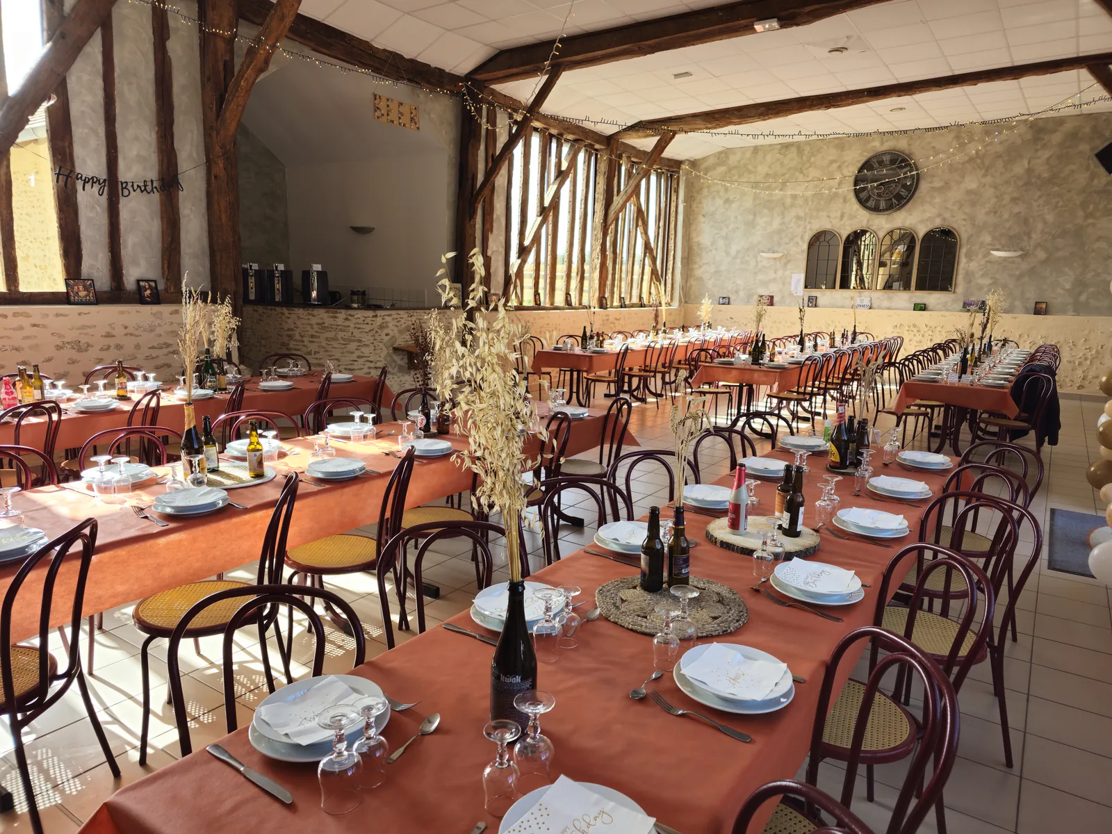 Grandes tables aux nappes terracotta, ambiance champêtre