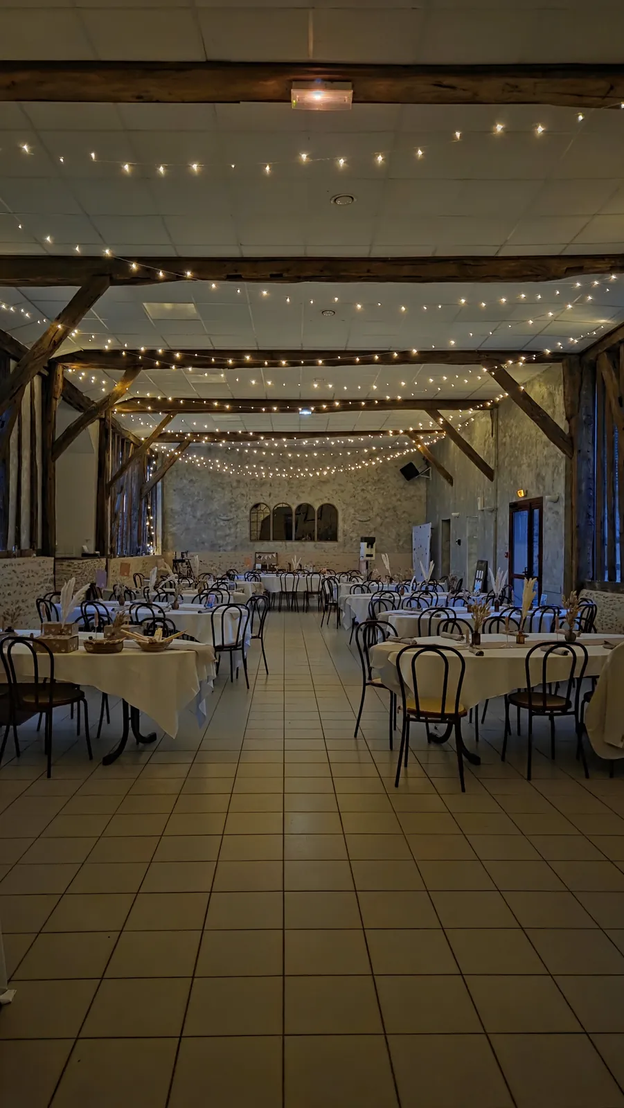Guirlandes lumineuses au-dessus des tables rondes