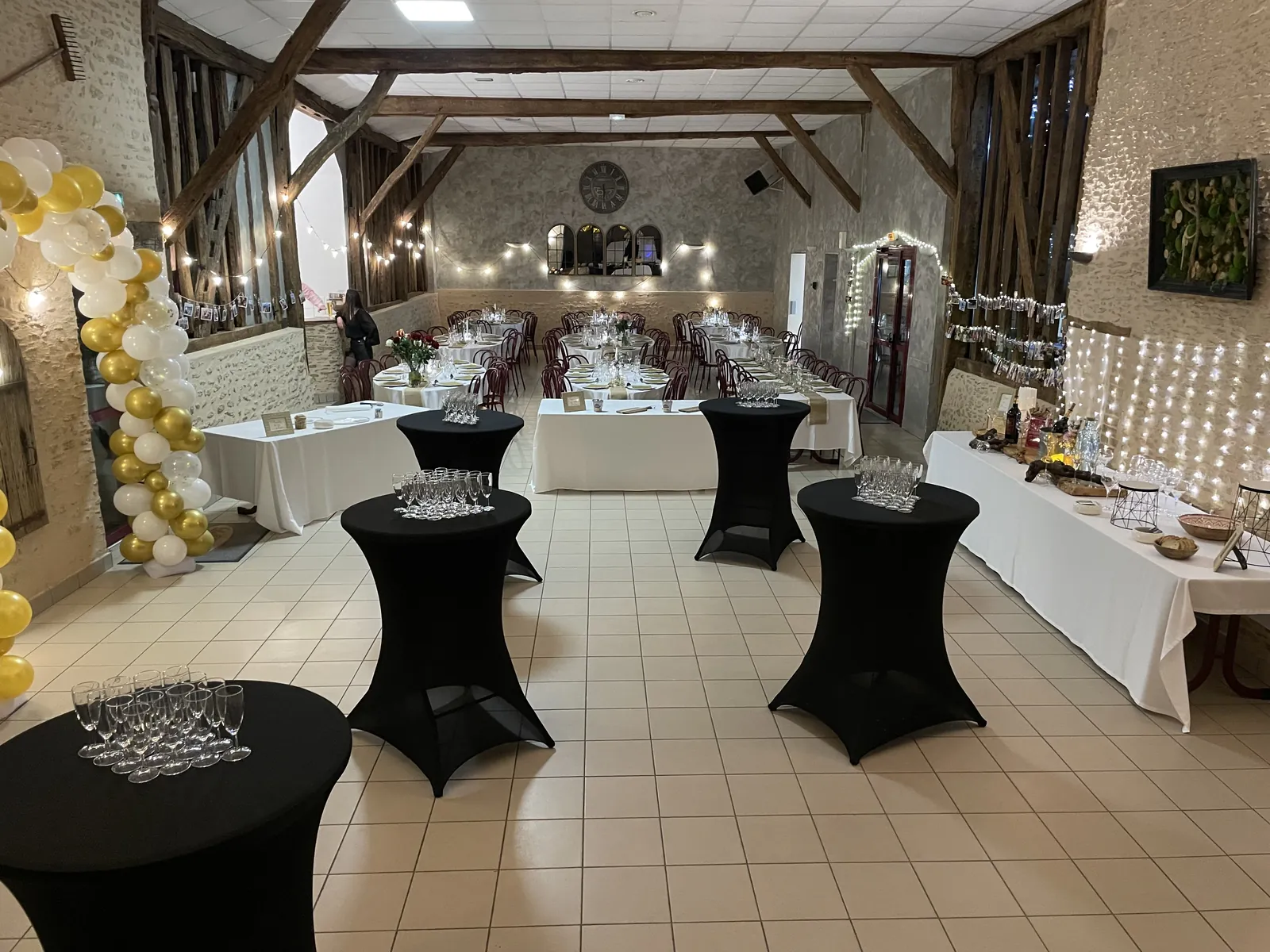 Vin d’honneur à l’intérieur : mange-debout, flûtes et arche de ballons