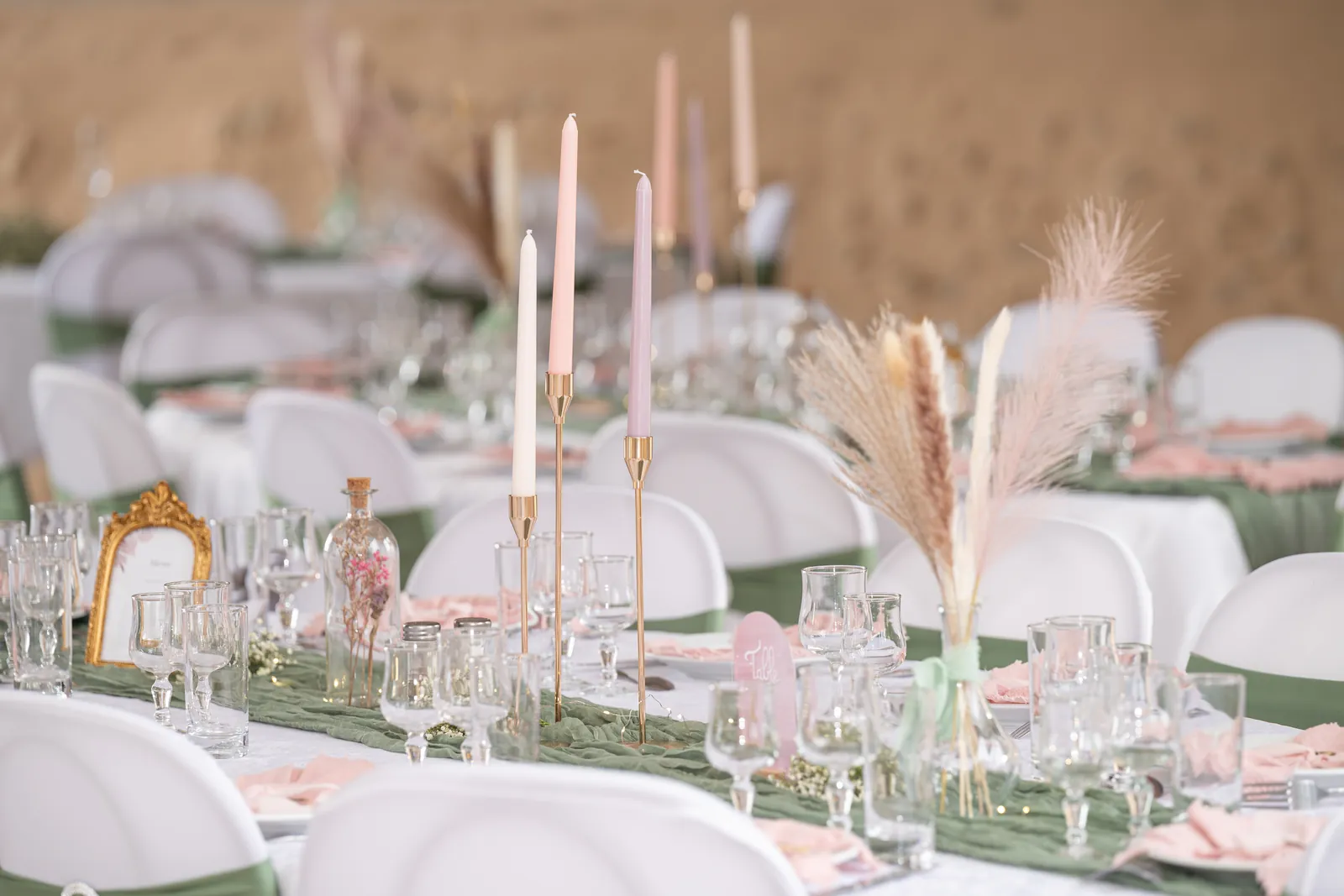 Détail de table : verrerie, bougies et pampas
