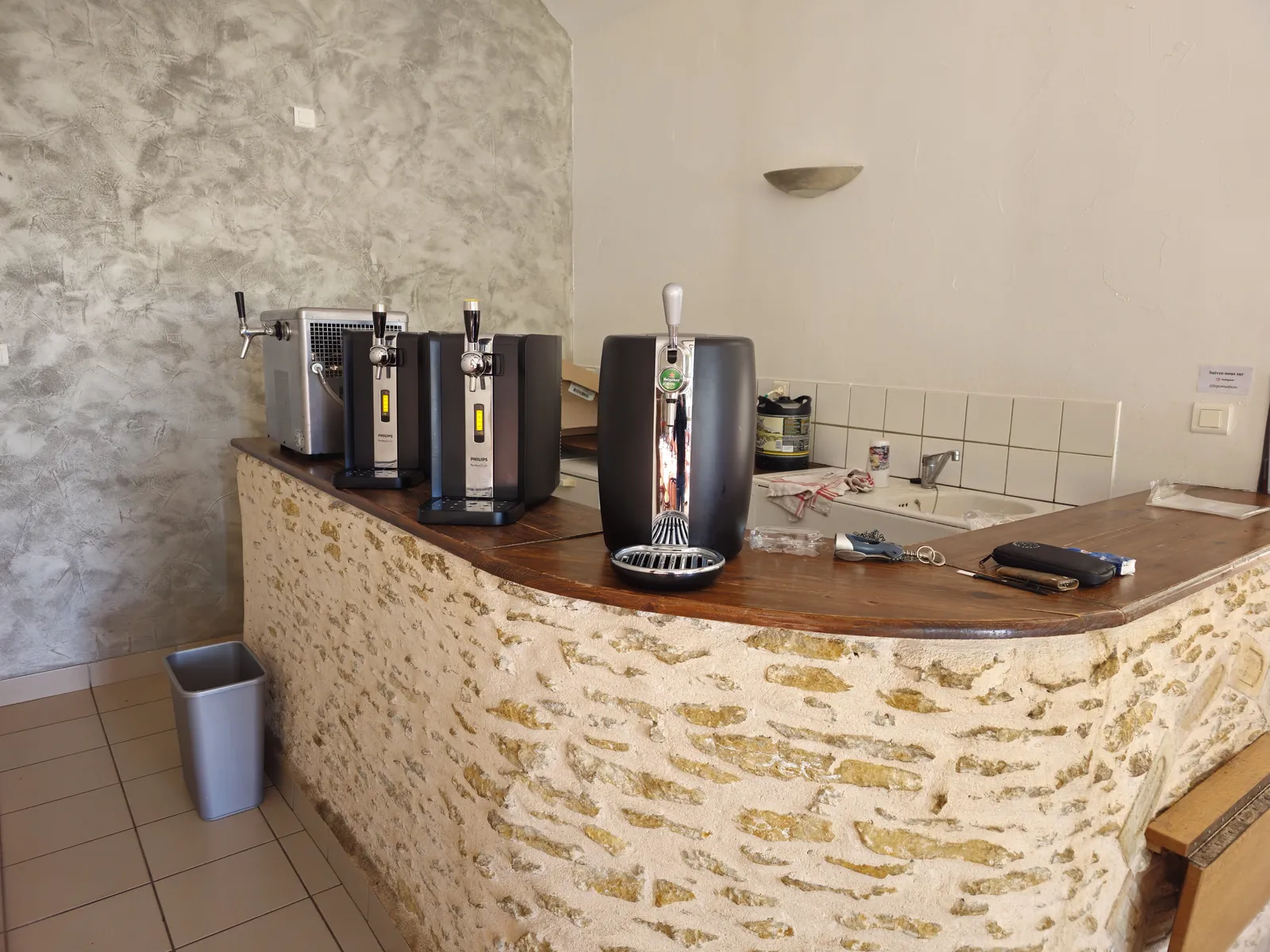 Le bar et ses tireuses à bière, comptoir en pierre