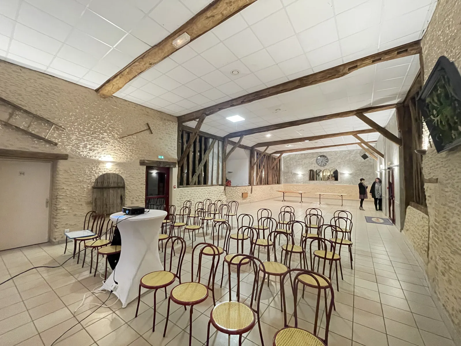 La salle en rangées de chaises, pour une cérémonie ou une réunion
