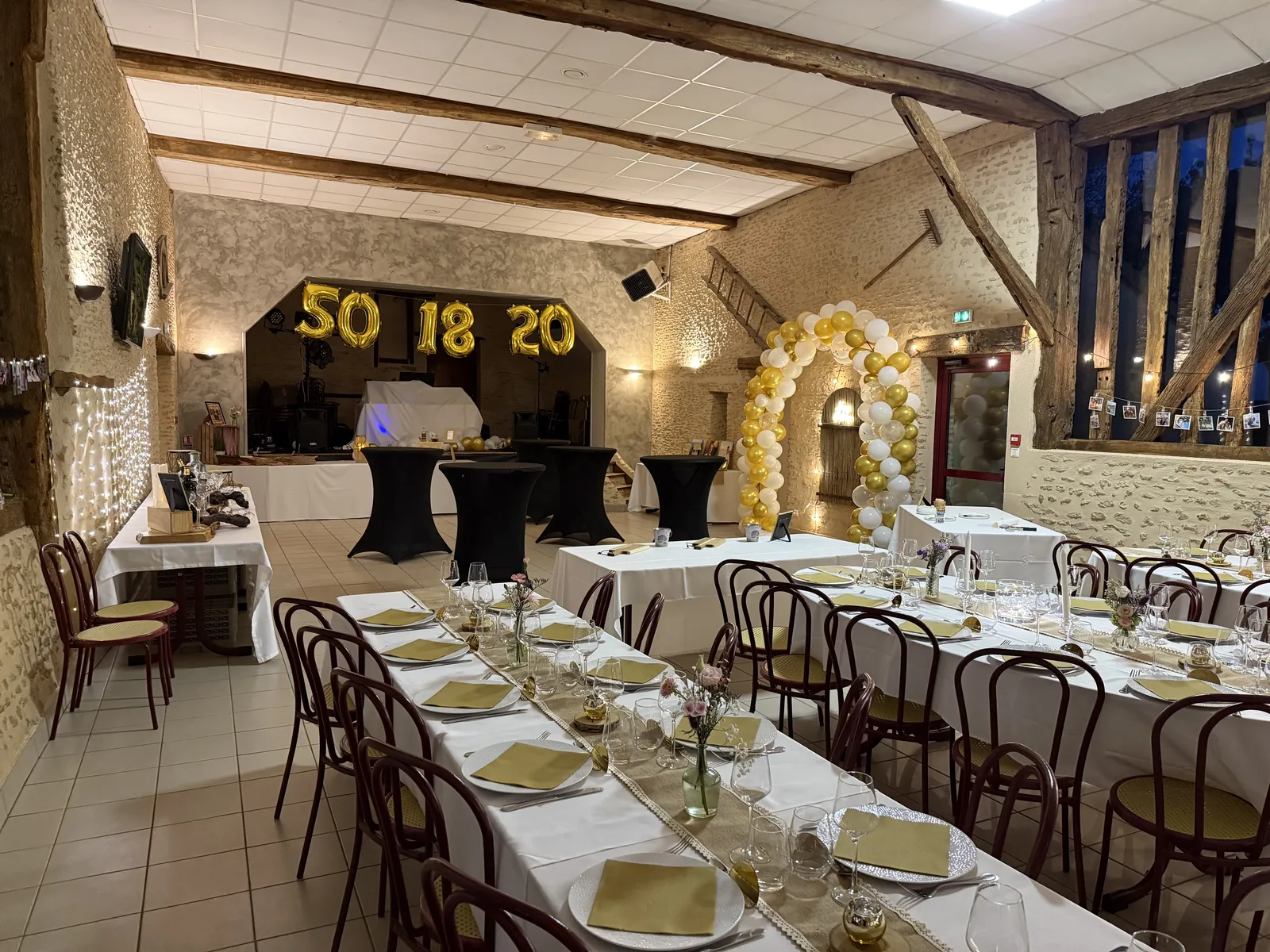 Anniversaire : la salle décorée de ballons dorés