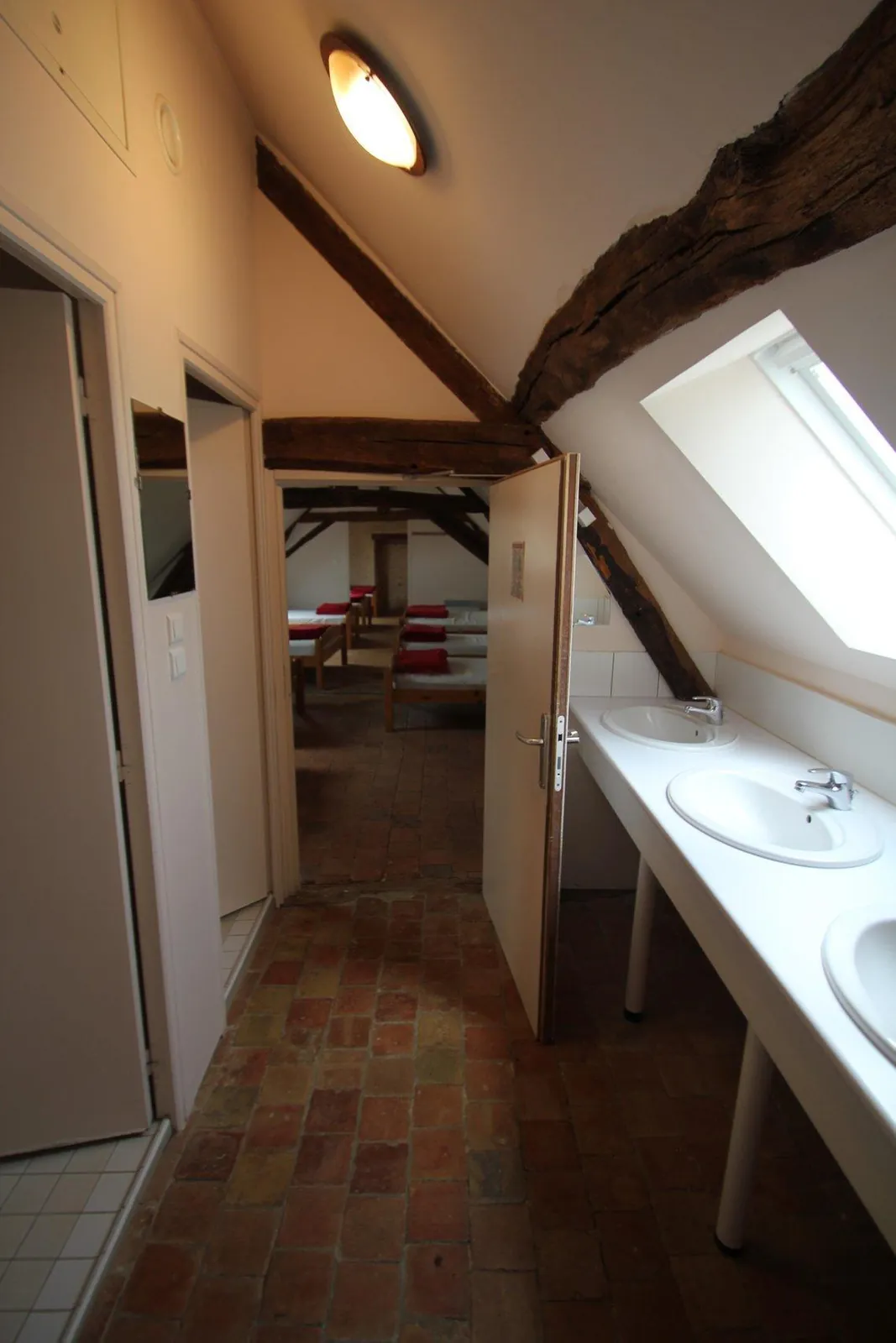 Couloir des chambres du gîte et ses lavabos